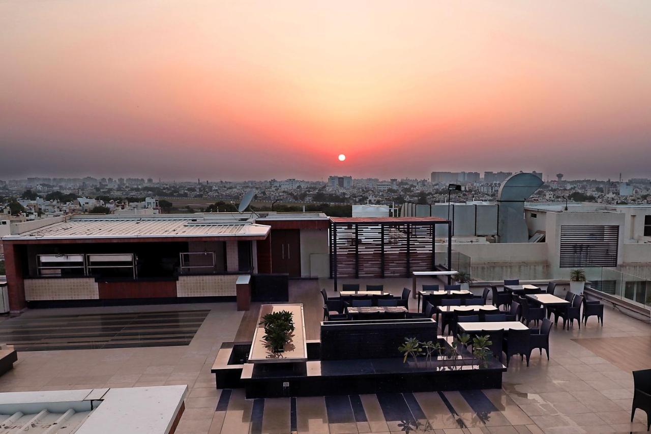 Quality Inn Patria Suites, Rajkot Eksteriør billede