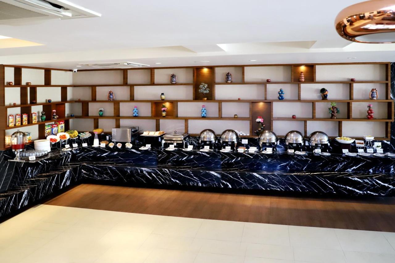 Quality Inn Patria Suites, Rajkot Eksteriør billede